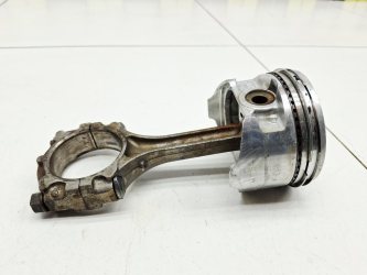 Поршень с шатуном Mitsubishi Carisma DA