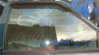 Стекло двери передней правой Chevrolet Blazer S15