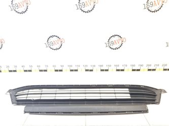 Решетка в бампер центральная Toyota RAV4 XA40